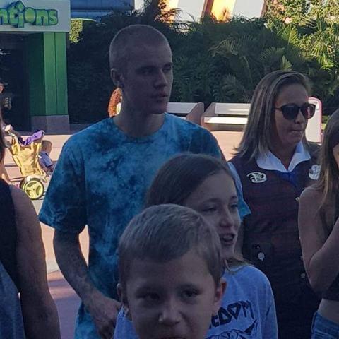 Justin Bieber寸頭新造型，時(shí)尚潮流重塑形象